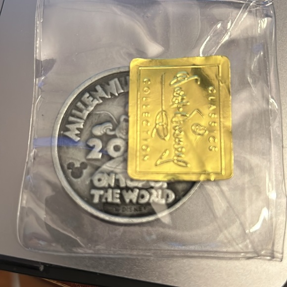 Walt Disney Collection Coin - Picture 2 of 2